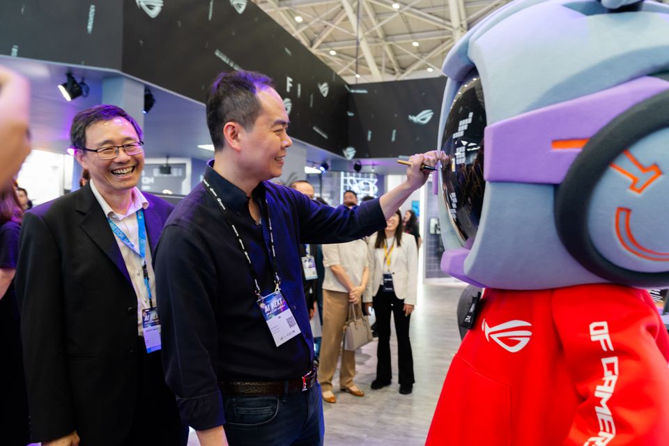 Jack Huynh, AMD’s SVP and GM of Computing and Graphics, signs the ROG mascot OMNI.